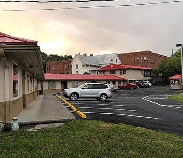 exterior of Ellijay Inn